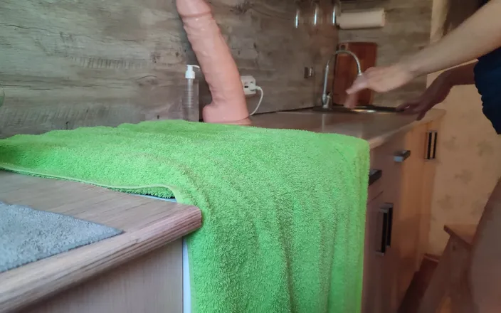 Lizaveta: "roasted" a Fat-assed Girlfriend in the Kitchen