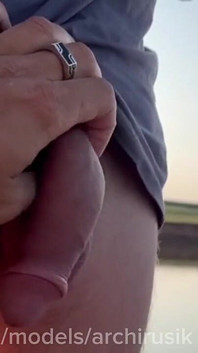Der Ungesüchtige stieg in meine Hose und wichst meinen schwanz und fickte mich im Auto auf der Autobahn. Eine harte kreuzfahrt eines Femboys