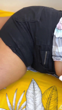 섹시한 친구의 마누라를 입고 핫한 큰 엉덩이와 거대한 젖탱이 짧은 청바지와 셔츠를 입고 그녀를 섹스하도록 유혹해