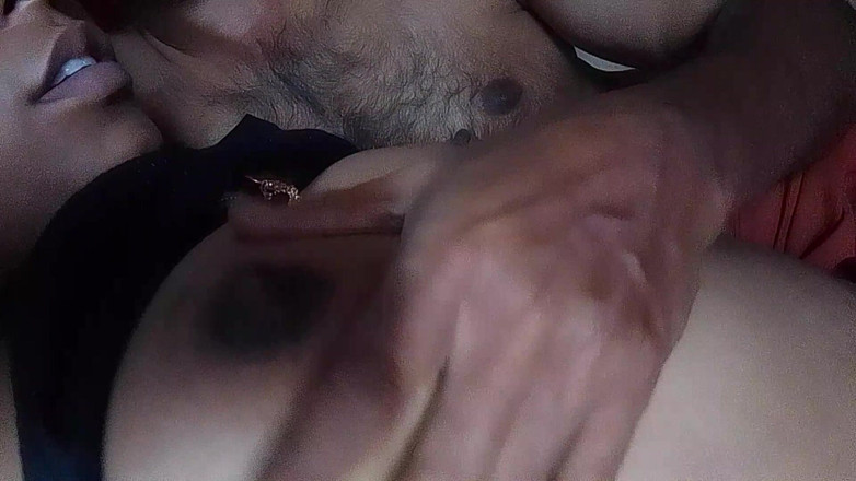 Skydreem1104: Os peitos grandes da menina malayali indiana são chupados por...