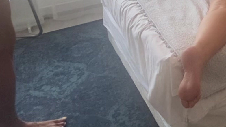 Zina Gabon: Curvă matură sexy incitantă ia o pulă tare în pizdă