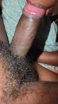 Sevimli desi kız derin emiyor, Hintli ev yapımı oral seks boşalması