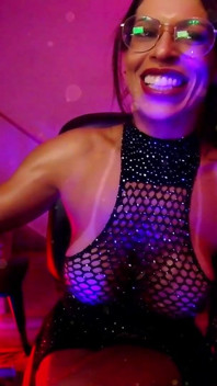 Brazilian Brunette Live: a Presence That Captivates