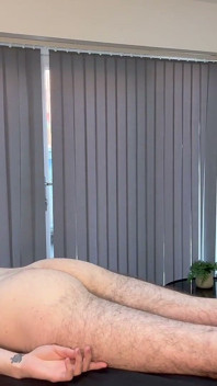 Masaje de cuerpo completo por masajista sexy conduce a follar