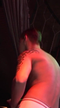 Vidéo exclusive sans capote : répétitions sur scène, sodomie pour pouvoir faire des strip-teases
