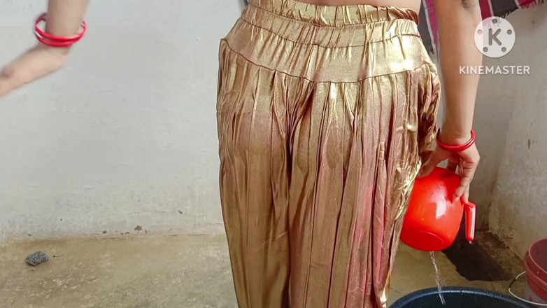 Ankurpriya000: Jak se bhabhi obléká pro svého přítele, celé sexy romantické...