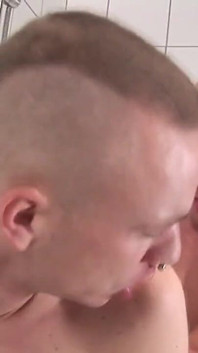 Berlin Skin Twinks se fait baiser fétiche dans la salle de douche