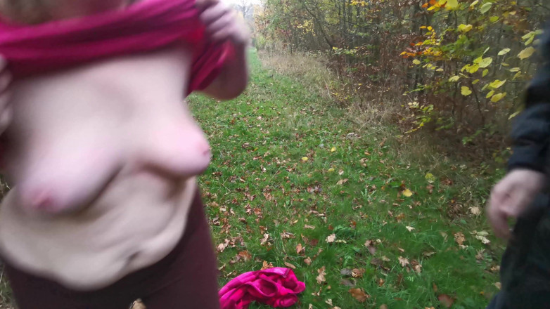 Bouncy Tits Action: Arată-mi țâțele pentru palme
