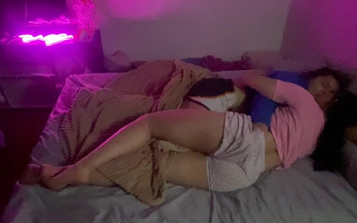 Zoe &amp; Melissa: Romantic Lesbian Scissoring Before Going to Bed