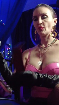 Göttin Eva Latexfetisch Dominatrix BDSM Lederhandschuhe High Heels Hot Pink Lehrerin Herrin