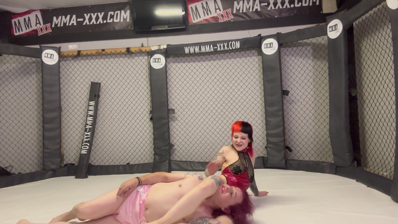 Bigtiddygoth: Mma Cage에서 Pvc 계모의 고통 Sissy - 허벅지 제어 및 굴욕