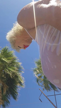 Ragazzina grassa in piscina