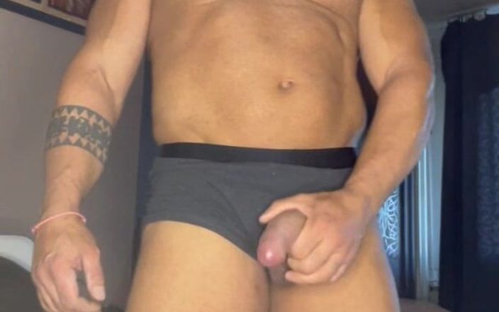 Mr. Guru: Nackter bodybuilder zu hause wichsen mit mr. Guru