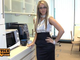 OfficePOV: Bakış açısı - azgın sarışın ofis sürtüğü Aleska Diamond döllerini içiyor