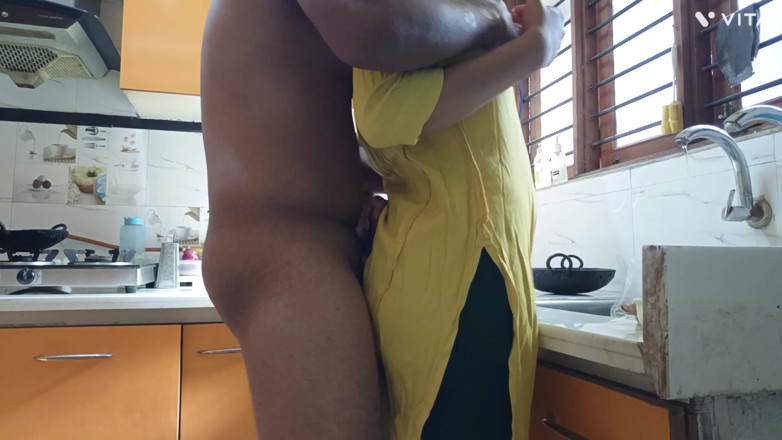 GlamorousBow9: Indiana empregada madrasta chupando bunda grande e sexo anal com...