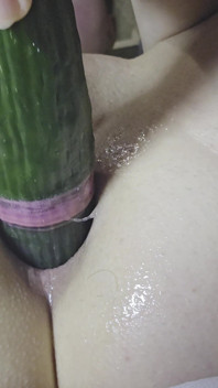 Sexy MILFs Arschloch Wird Mit Einer Schönen Gurke Gedehnt