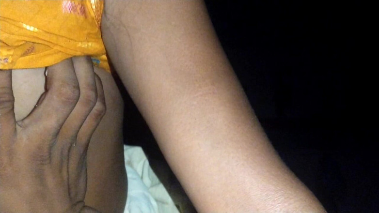 Poojarani125: Babero tetas baby jordar chudai en al aire libre
