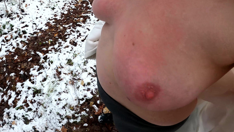 Bouncy Tits Action: Memanaskan dan memukul teteknya di hutan Icy