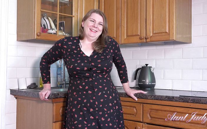 Aunt Judy&#039;s: Auntjudys - रसोई में 50 साल की बड़े स्तनों वाली खूबसूरत विशालकाय महिला राहेल के साथ रसोई में रस निकालना