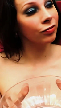 Gianna Michaels сосет и глотает сперму от John Strong и Michael Stefano