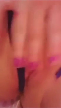 Il mio idraulico lesbico 44f mi ha fatto bagnare guardando il suo lavoro quindi ho fatto video di me mentre scopo la mia figa stretta e giocando con le mie grandi tette