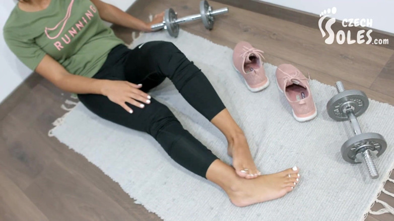 Czech Soles - foot fetish content: Une fille forte s'entraîne et ses petits pieds sexy