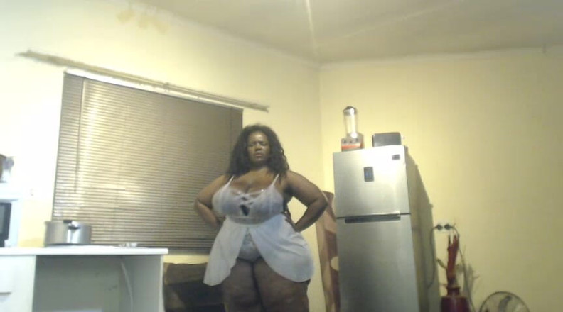 Legendary Booty Overdose: BBW zeigt ihren kurvigen körper