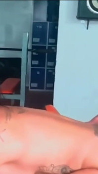 Arkadaşımın üvey annesini onunla yalıyor