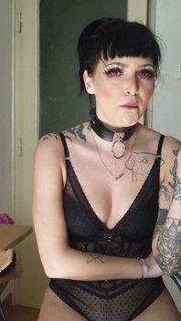 Getatoeëerde gothic dame rookt in de keuken