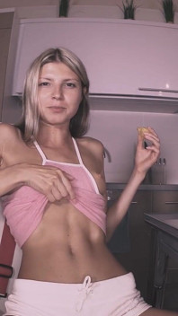 Frullato di frutta, Gina Gerson schiaccia la frutta con la figa e i piedi