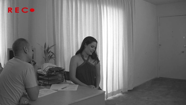 Femdom Sex: Verlegen babe neukt tijdens een interview