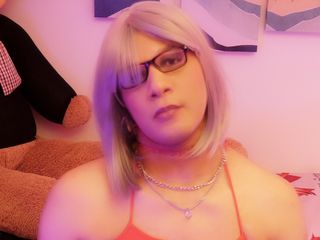 TheBlowedQueen: Güzel trans şişman götünü sallıyor ve büyük yarakla oynuyor