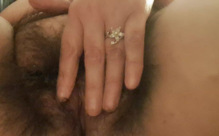 Mommy big hairy pussy: Vagina pelosa e aperta di una puttana matura