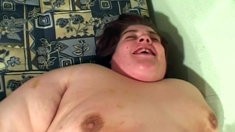 NAUGHTYPOLSKA: 丰满的黑发熟女被吞下并被深深地钻
