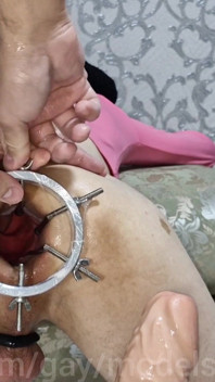 Oh, groază! O gaură uriașă lărgită pentru cei mai enormi membri monstruoase cu spermă!