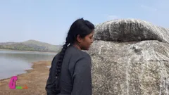 Hintli çift nehir kenarında açık havada seks yapıyor