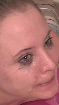 Pink tenía su garganta caliente penetrada mientras él tapó su polla por la parte posterior de ella