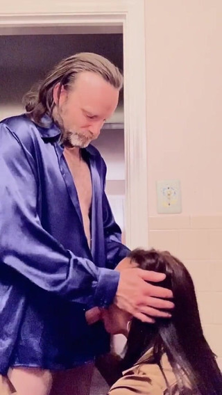Satin Fetish King: Cetim madura puta não pode resistir a sedoso azul real