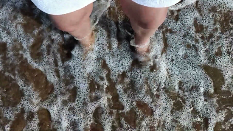 Idmir Sugary: Piedi e mare Extra Slowmotion - Un piede a piedi nudi...
