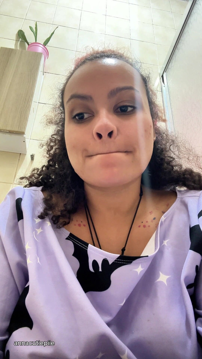 Cutiepiie Chubby: Ragazza intollerante al latte gas in bagno e scoreggia