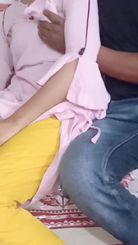 Video seks baru dengan awek India cantik yang menarik