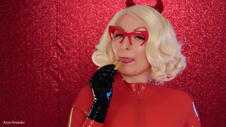 Arya Grander: Fetiș cu mâncare: fată care linge videoclip în latex