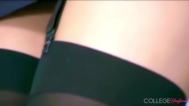 College Uniform: स्टॉकिंग और वर्दी फियोना जी की विशेषता