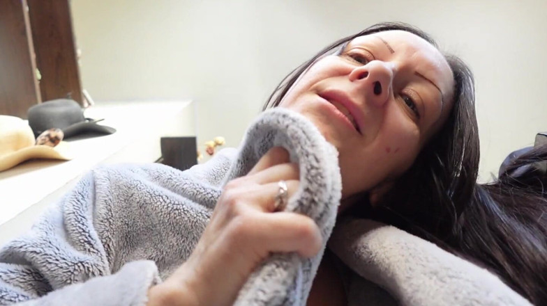 Raven Willow: Peluda vestida provoca