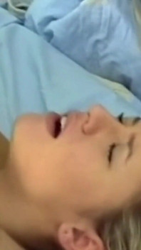 그녀의 귀여운 금발 여친과 긴 키스 후 그는 그녀의 야생 하드 나사 만든