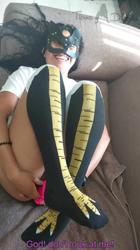 仮面の女の子は、おもちゃでパイパンマンコを喜ばせるのを楽しんでいます