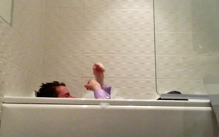 Suited in LDN: Відповідна пухирчаста ванна