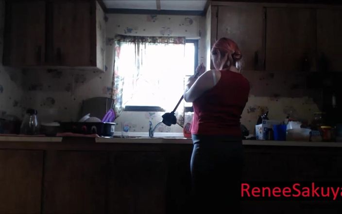 Renee Sakuya: Fregadero embarazada sumergiéndose vistiendo jeans