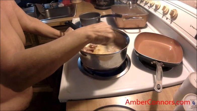 Amber Connors: 裸体做饭和撒尿
