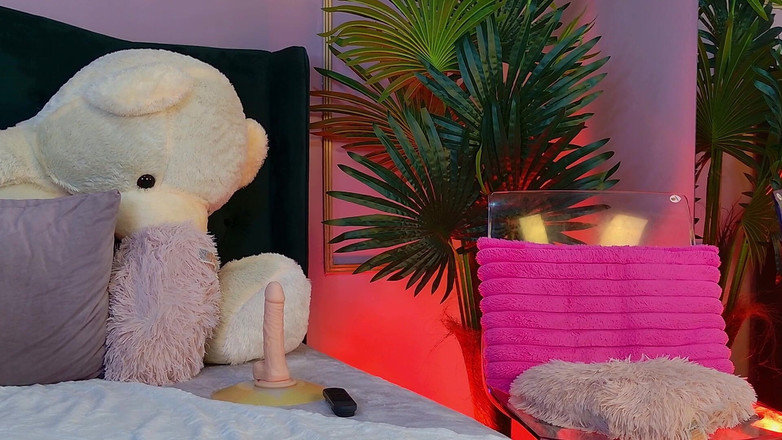 KirraWhite: Užijte si růžovou kundičku od perfektní blonďaté MILF